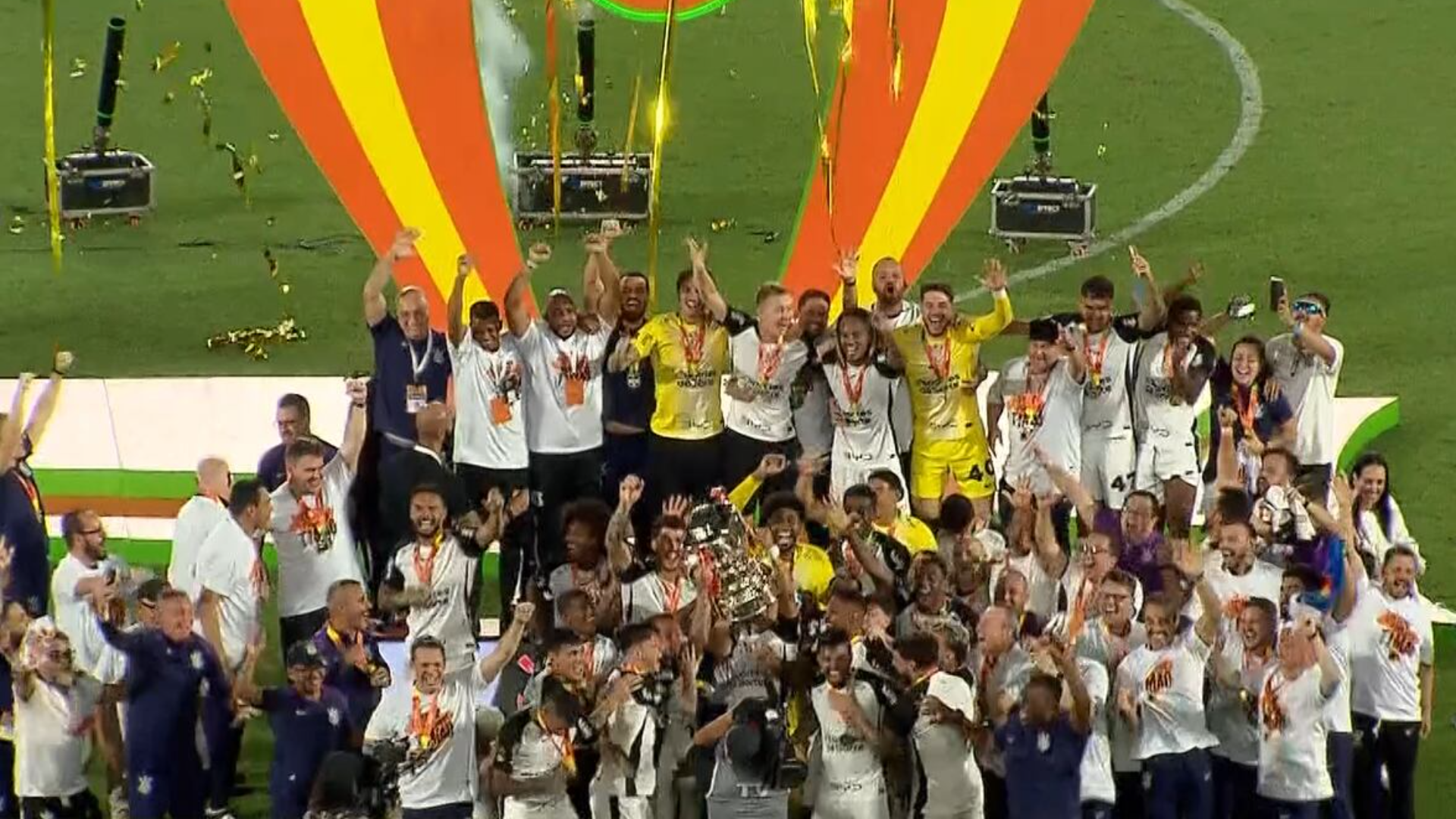 Corinthians vence Vasco no Maracanã e conquista o tetracampeonato da Copa do Brasil
