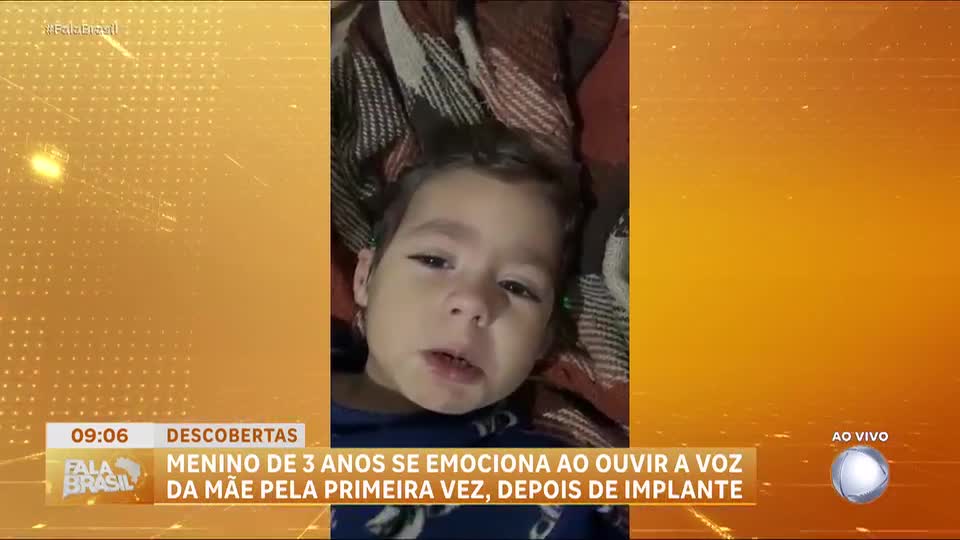 Menino de 3 anos se emociona ao ouvir a voz da mãe pela primeira vez após implante