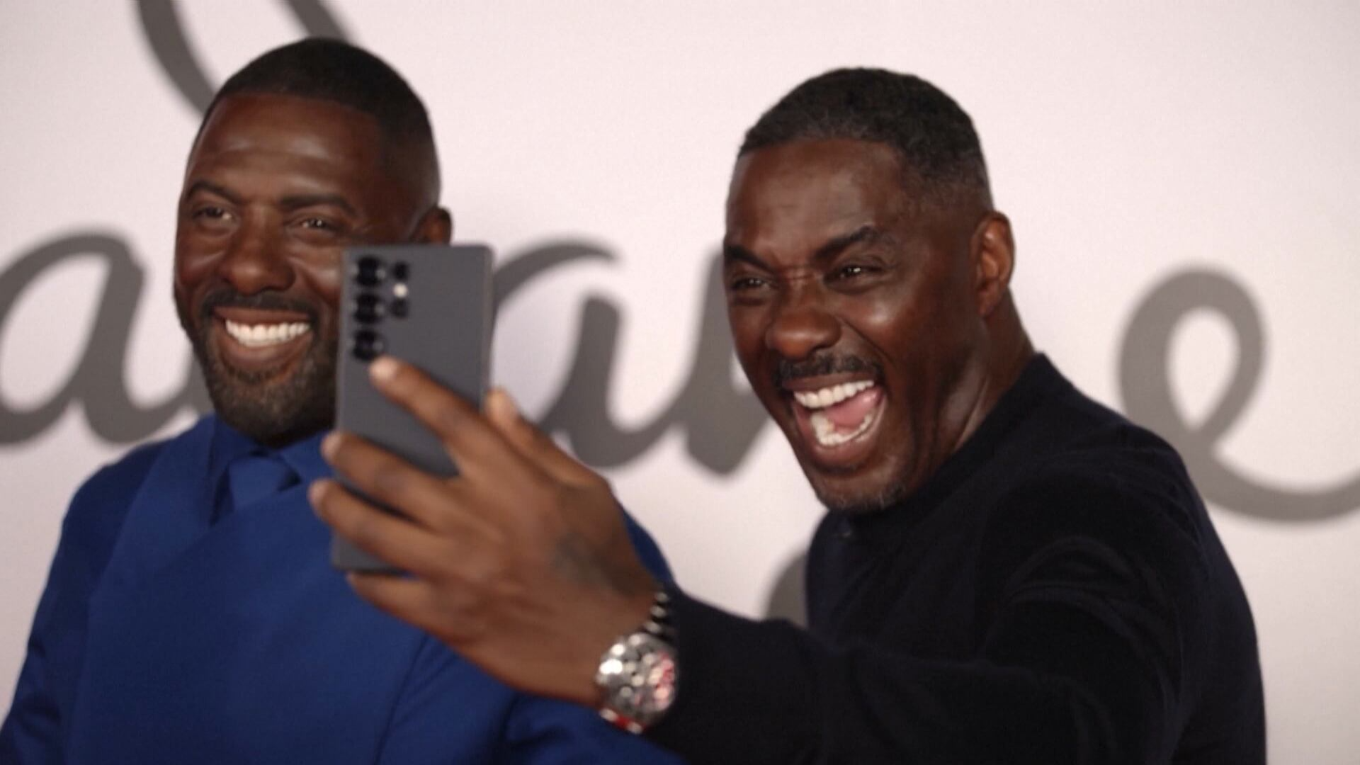 Ator Idris Elba se impressiona com a própria estátua