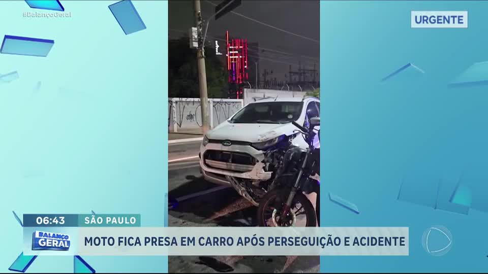 Perseguição policial termina em acidente com moto presa a carro