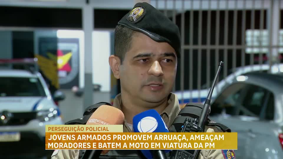 Jovens armados promovem arruaça, ameaçam moradores e batem moto em viatura da PM