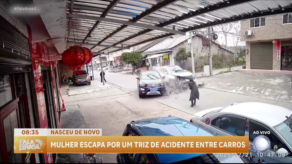 Mulher escapa de acidente grave por um triz em cruzamento na China