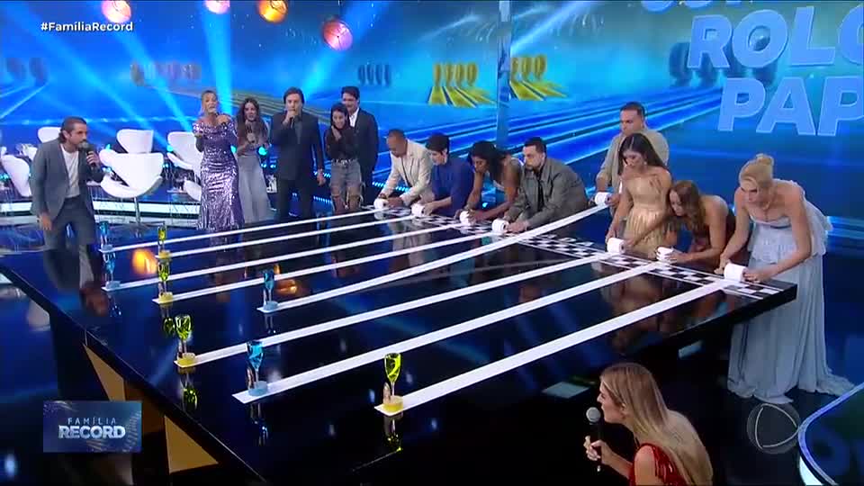 Estrelas da RECORD disputam R$ 2 mil na corrida de rolo de papel
