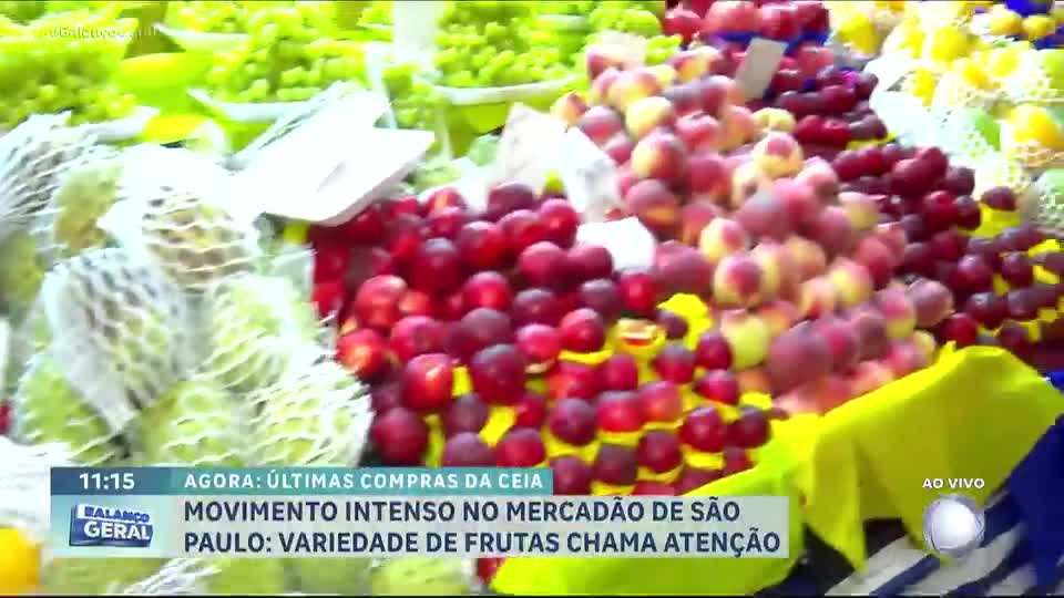 Mercadão de São Paulo atrai consumidores em busca de ingredientes para a ceia de Natal