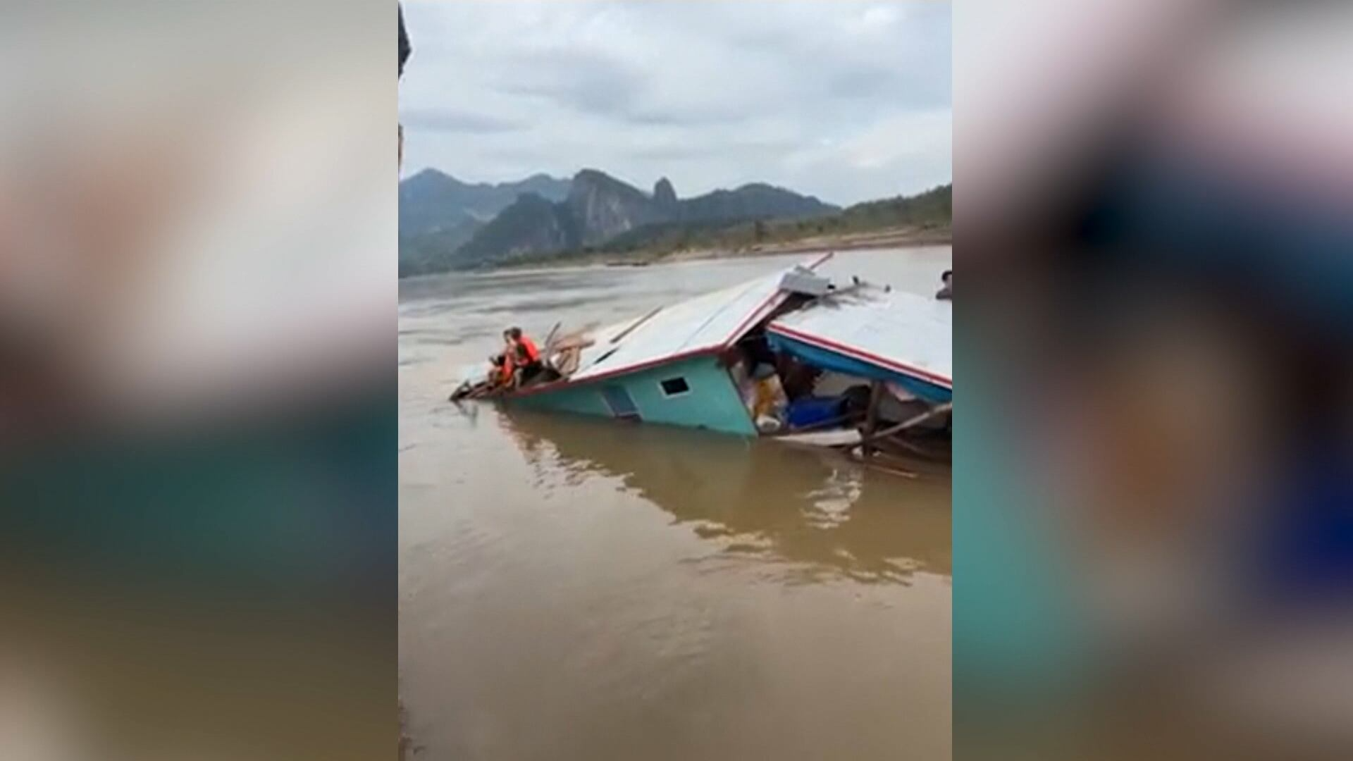 Balsa afunda com dezenas de turistas na Ásia