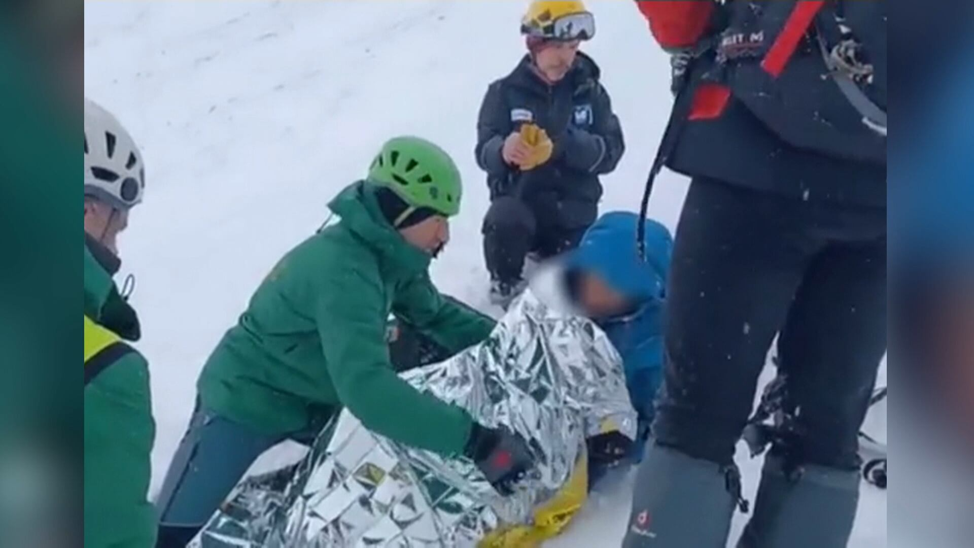 Equipes salvam montanhistas atingidos por avalanche