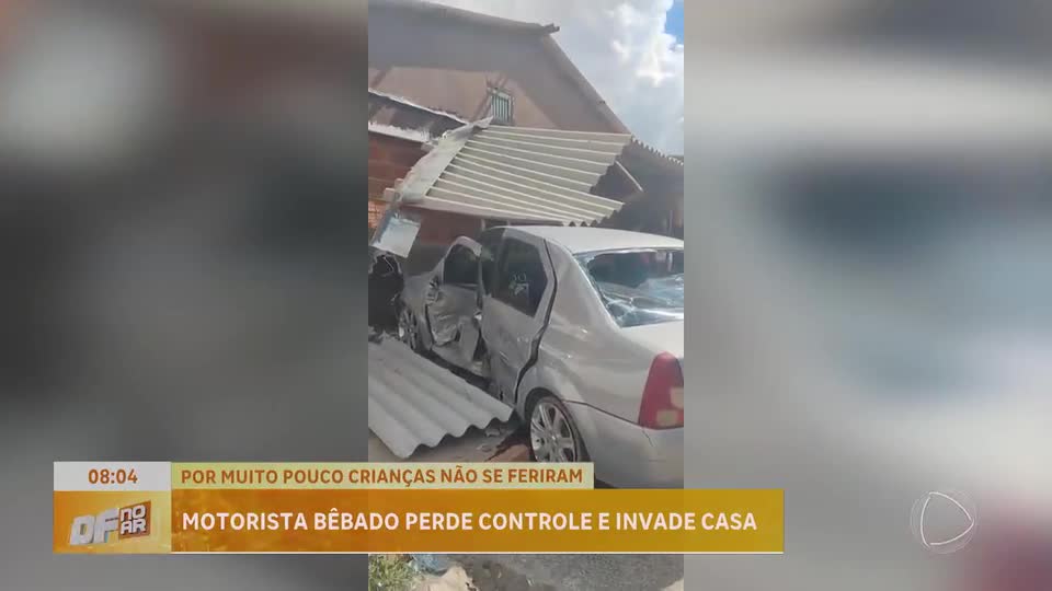 Manobra arriscada teria provocado batida de dois carros contra casa em GO