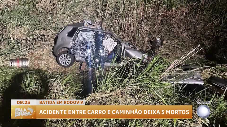 Acidente entre carro e caminhão deixa cinco mortos no Paraná