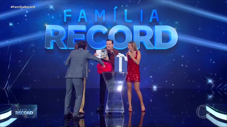 Paloma Poeta presenteia Celso Zucatelli com máquina de fazer massas