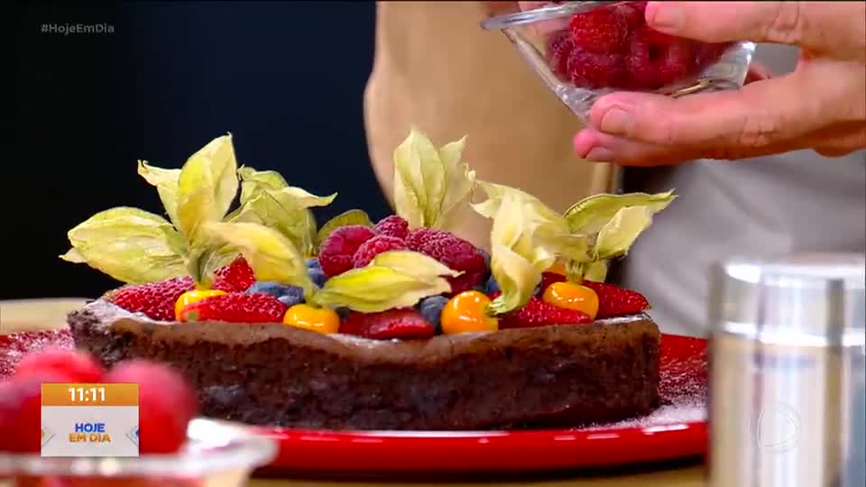 Receita do Chef: Guga Rocha ensina a fazer uma deliciosa torta caprese; confira