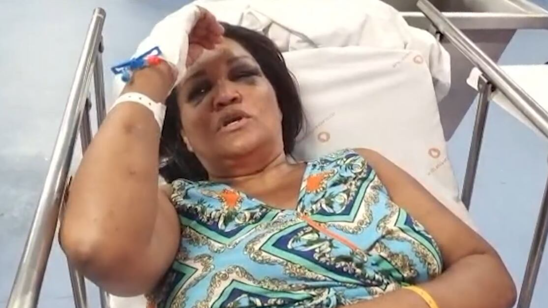 Mulher espancada por vizinho de 17 anos recebe alta após cinco dias internada no Rio