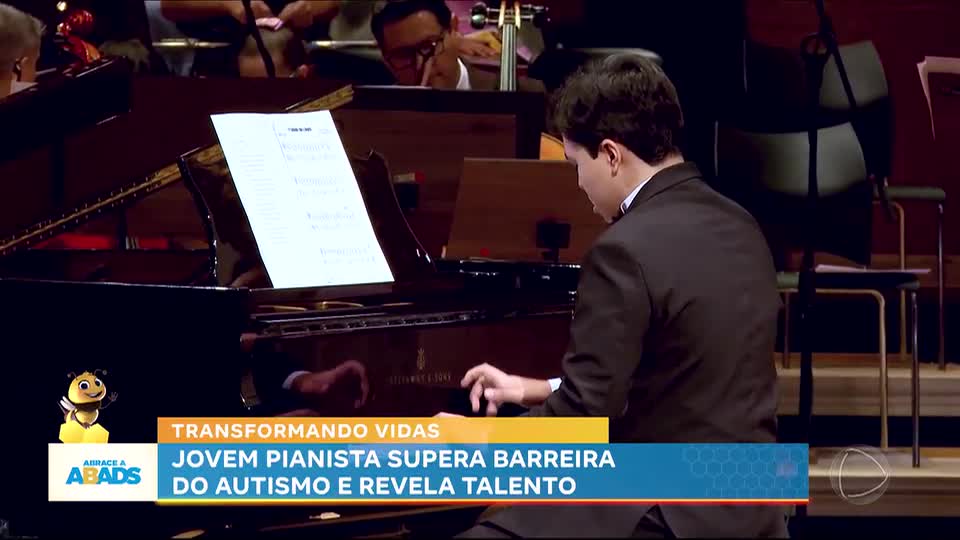 Conheça o João Pedro, jovem pianista que superou os desafios do autismo com apoio da ABADS