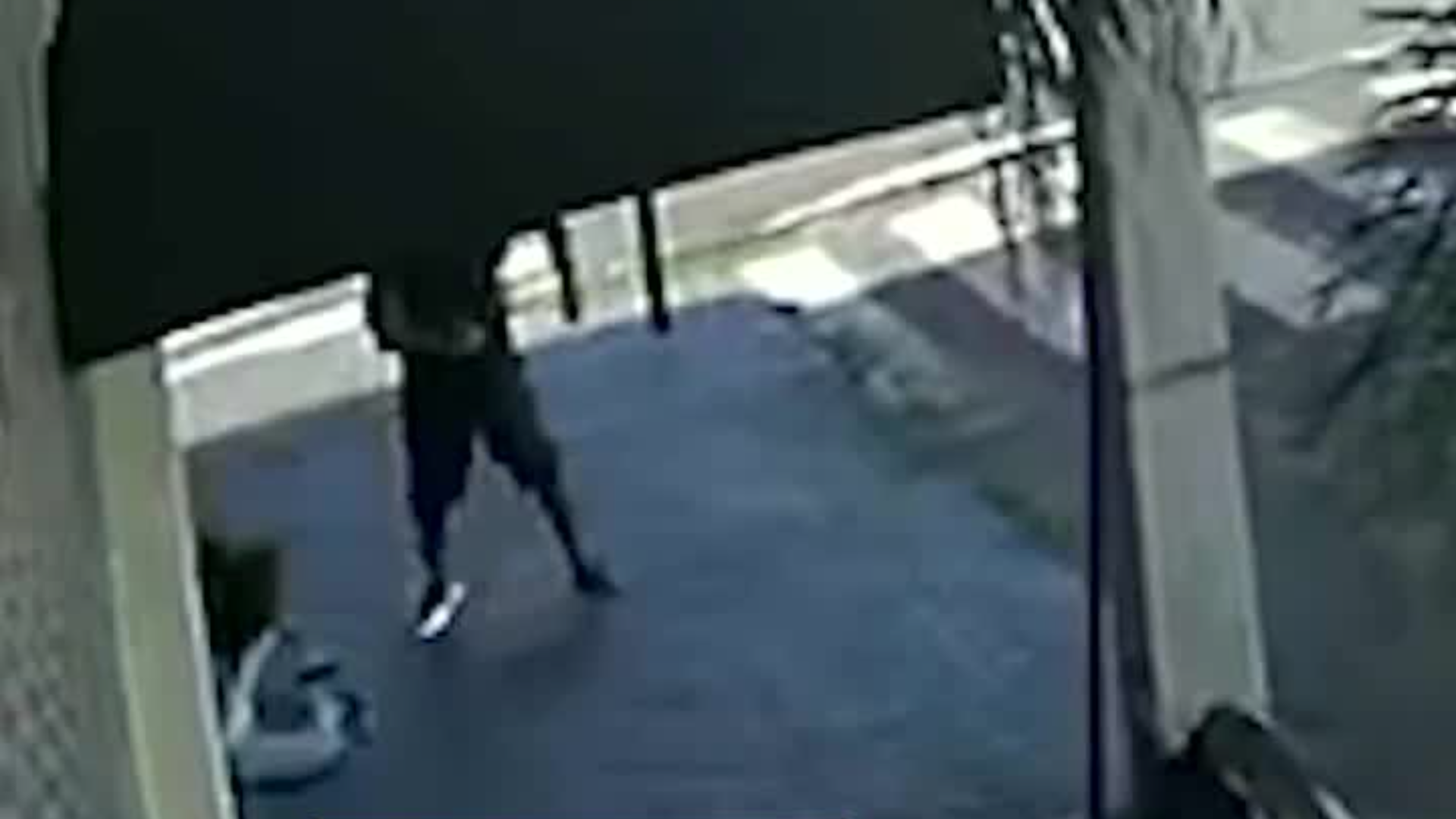 Ladrão agride mulher com tapa e soco no rosto durante um assalto em Minas Gerais