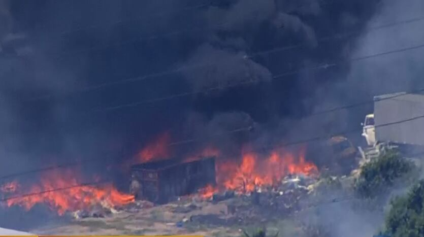 Fogo atinge fábrica de colchões em Paciência, zona oeste do Rio