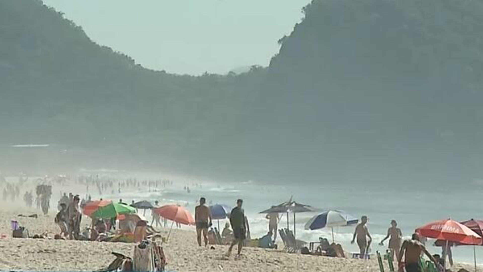 Calor intenso atrai turistas e moradores às praias do Rio