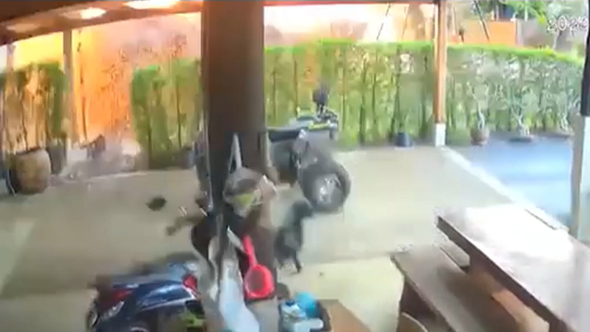 Casa na Tailândia é atingida por foguete militar