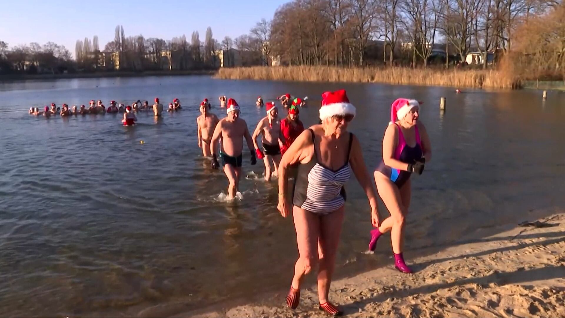 Alemães realizam tradicional mergulho em lago gelado