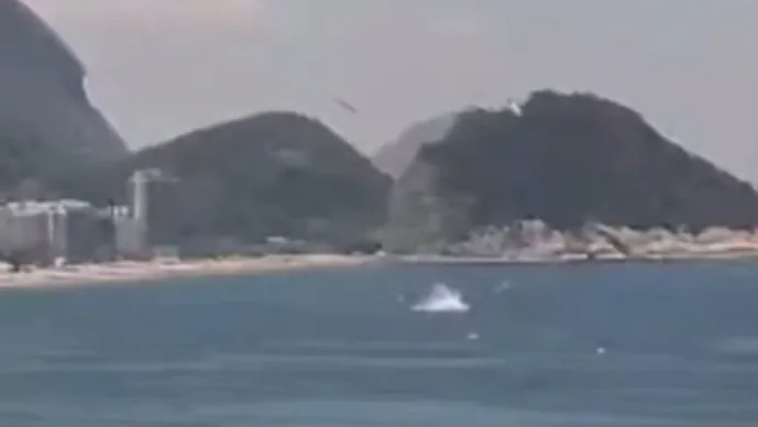 Novas imagens mostram outro ângulo da queda de avião em Copacabana