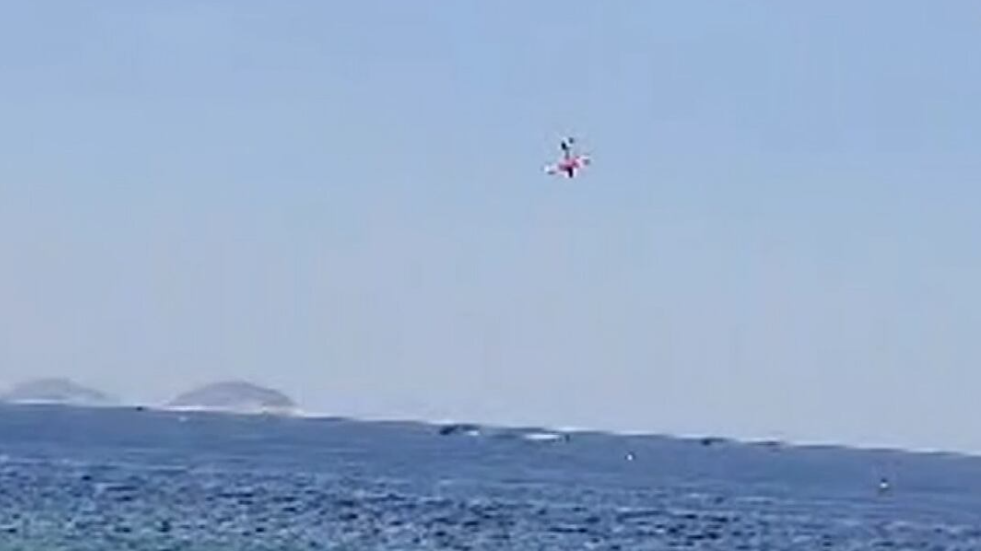 VÍDEO: Veja momento em que avião monomotor cai no mar em Copacabana, zona sul do Rio