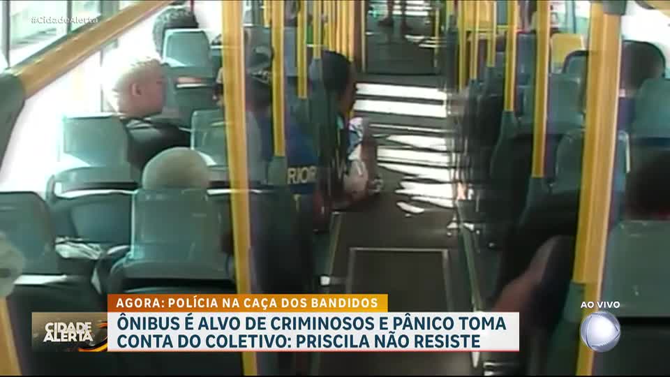 Criminosos invadem ônibus e esfaqueiam dois passageiros no Rio de Janeiro; uma mulher morreu