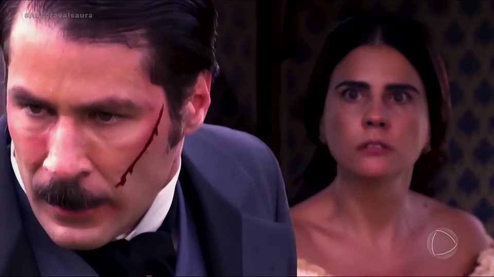 Leôncio tenta impedir a fuga de Isaura, mas se depara com Tomásia | A Escrava Isaura