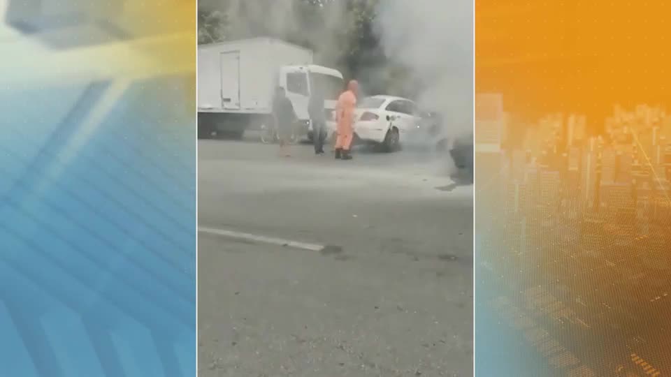 Motorista perde controle de caminhão e veículo atinge outros três carros em Contagem (MG)