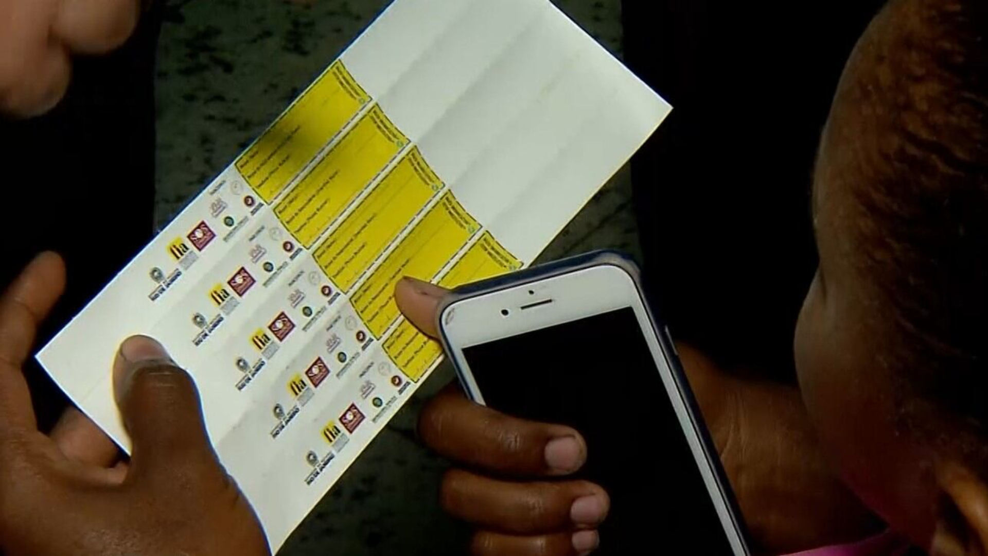 Pulseiras de identificação são distribuídas na rodoviária para evitar desaparecimentos de menores