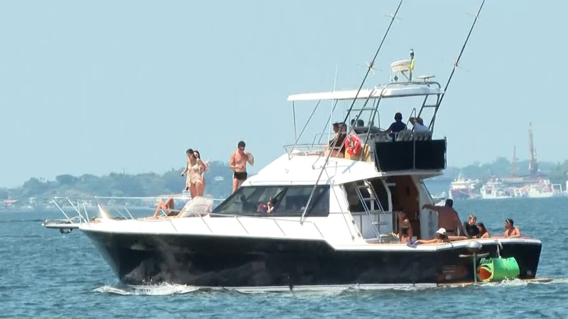 Turistas curtem passeio de lancha pela baía de Guanabara neste fim de ano