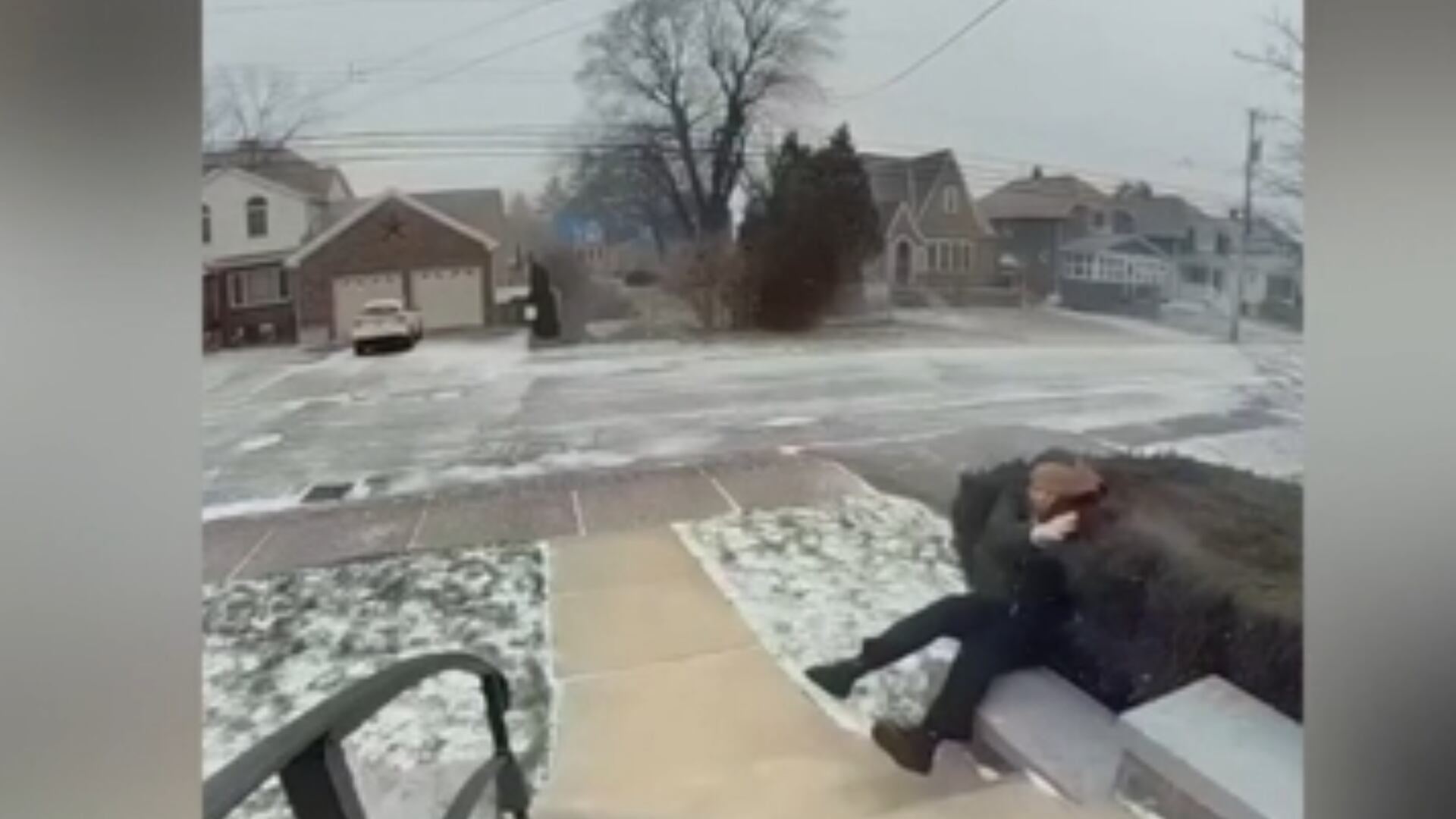 Idosa de 71 anos é levada pelo vento ao abrir porta de casa nos Estados Unidos