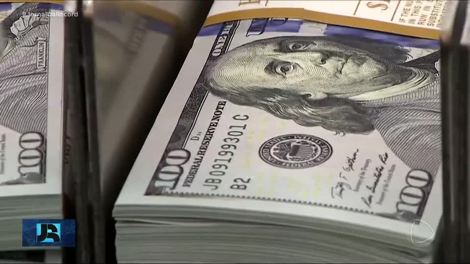 Dólar termina o ano em queda no Brasil e acumula desvalorização de mais de 11%