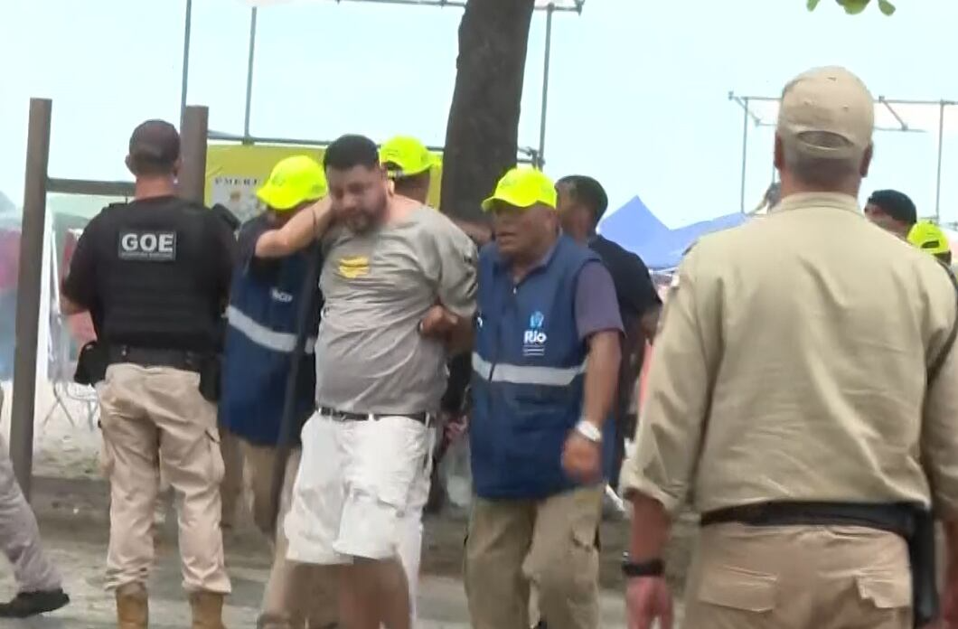 Ambulantes entram em confronto com agentes na praia de Copacabana antes da festa do Réveillon