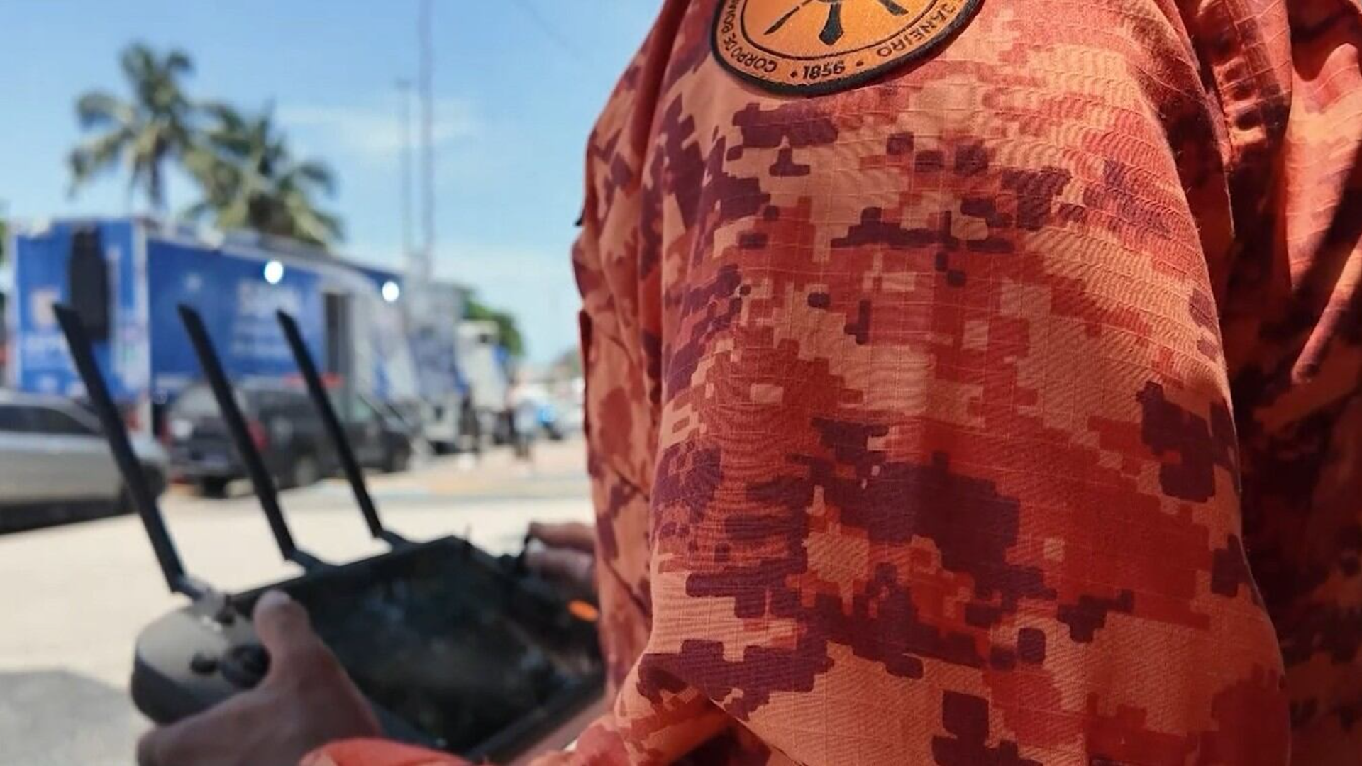 Adolescente de 14 anos se afoga no mar e desaparece na praia de Copacabana; bombeiros fazem buscas